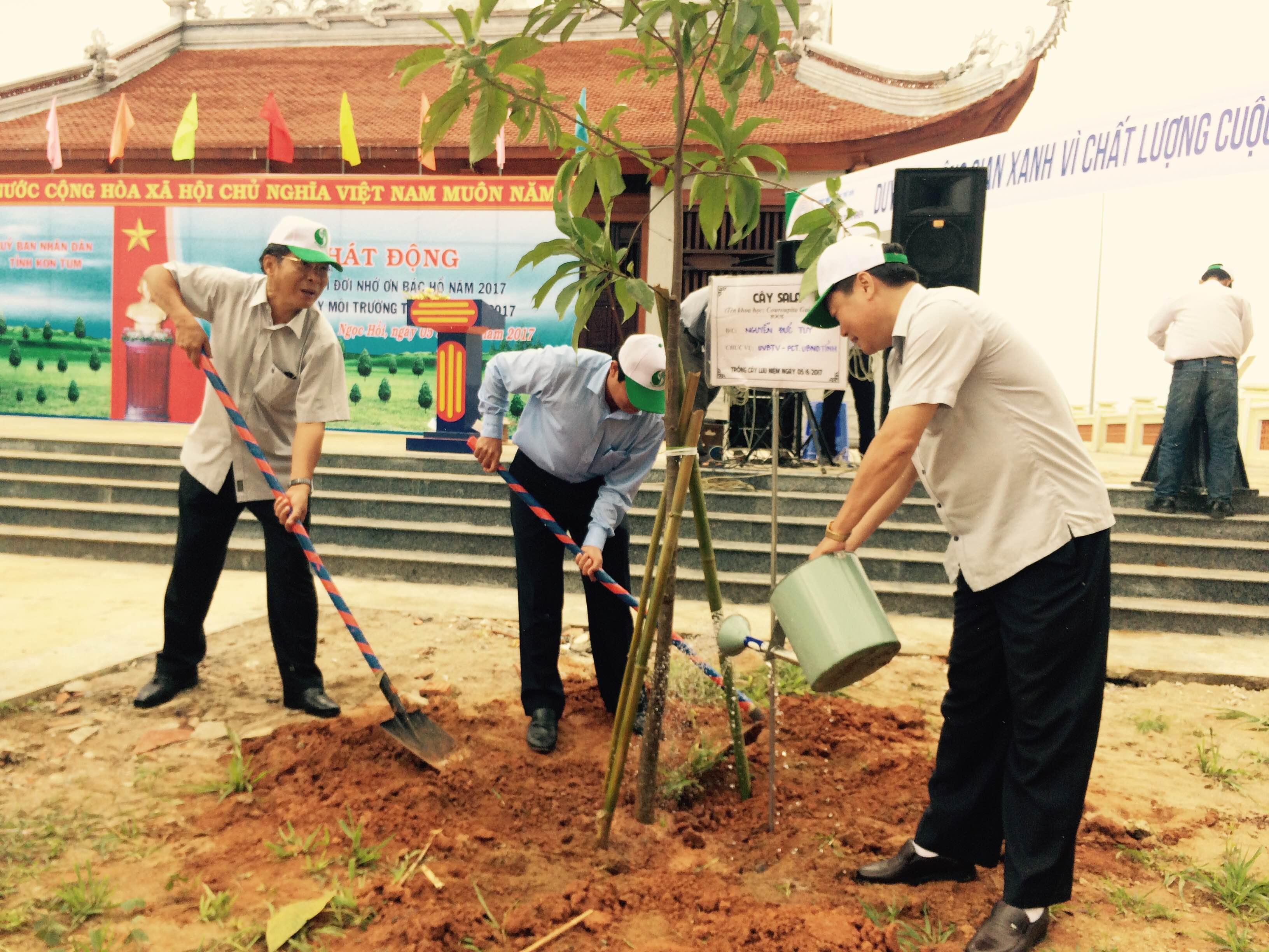 Đồng chí Nguyễn Trung Hải – TUV, Giám đốc Sở Nông nghiệp và Phát triển nông thôn cùng các đồng chí lãnh đạo tỉnh tham gia trồng cây